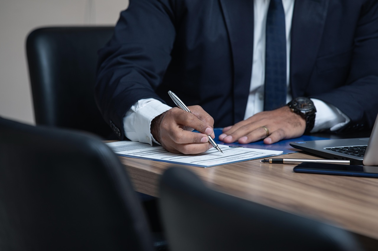 How to Choose a SaaS Contract Lawyer: Your Essential Guide to Protecting Your SaaS Business